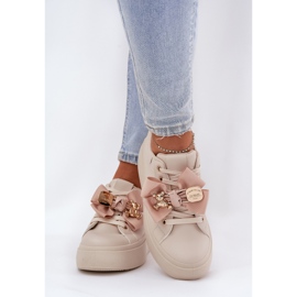 Sneakers pour femmes avec un arc et une broche avec un ours en peluche beige 2