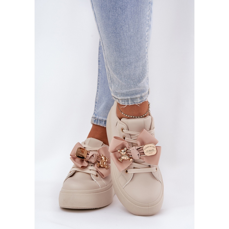 Sneakers pour femmes avec un arc et une broche avec un ours en peluche beige 2