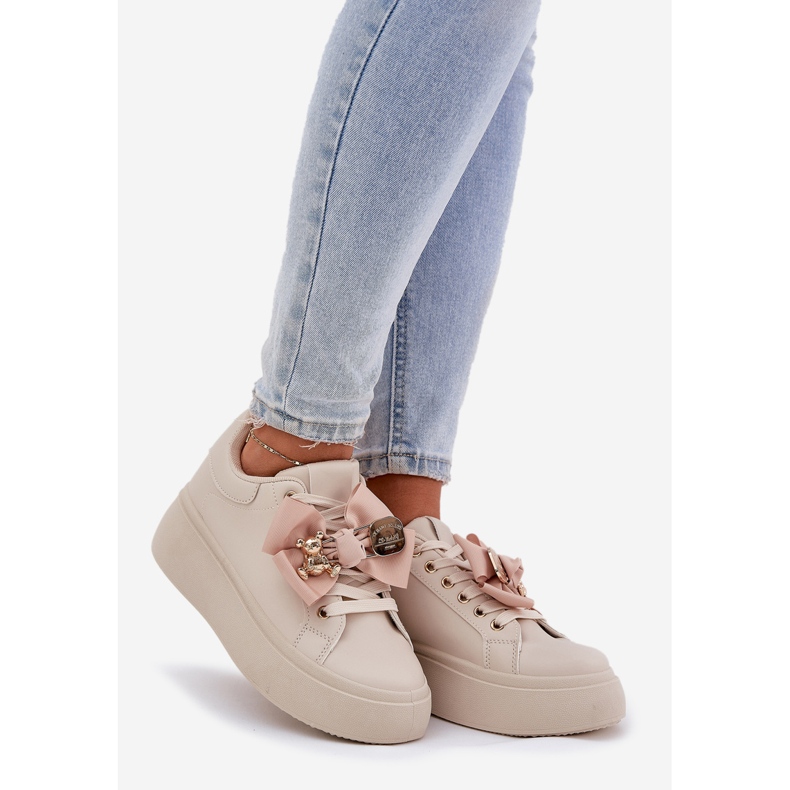 Sneakers pour femmes avec un arc et une broche avec un ours en peluche beige 1