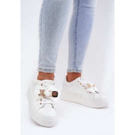 Sneakers pour femmes avec un arc et une broche avec un ours en peluche blanc blanche 1