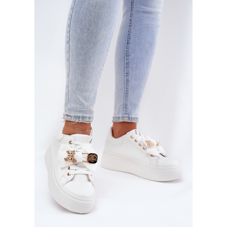 Sneakers pour femmes avec un arc et une broche avec un ours en peluche blanc 1