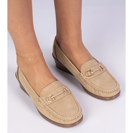 Les mocassins féminins en fossé avec une finition mate beige 1