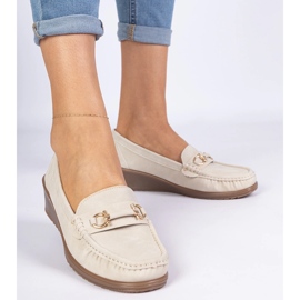 Les mocassins féminines beige en coin avec une finition mate 1