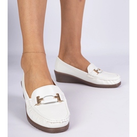 Les mocassins féminins blancs sur l'ancienne d'éco-verres blanche 1