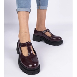 Chaussures bordeaux sur une plate-forme écologique rouge 1