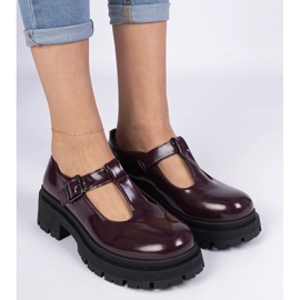 Chaussures bordeaux sur une plate-forme écologique rouge 2