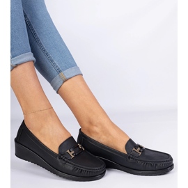 Moccasins des femmes noires sur un coin ancien le noir 2