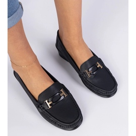 Moccasins des femmes noires sur un coin ancien le noir 3