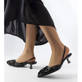 Talons hauts noirs avec un arc le noir 1