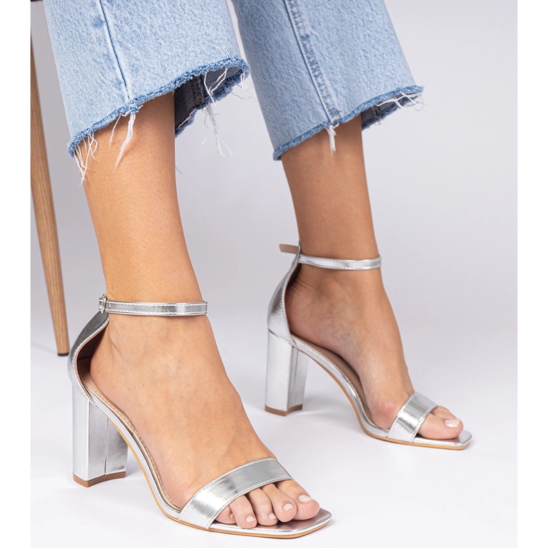 Sandales d'argent sur un poteau élevé 1 Sandales d'argent sur un poteau élevé 1