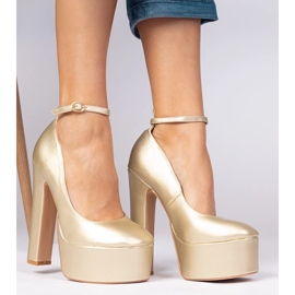 Pompes métalliques en or sur un poteau élevé d'or 2 Pompes métalliques en or sur un poteau élevé d'or 2