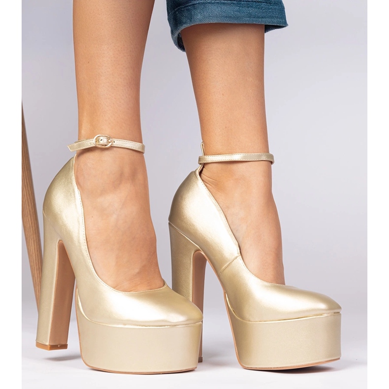 Pompes métalliques en or sur un poteau élevé d'or 2