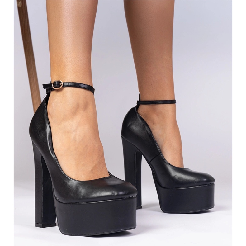 Escarpins noirs sur un poteau haut 1