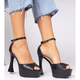 Sandales noires à talons hauts 1