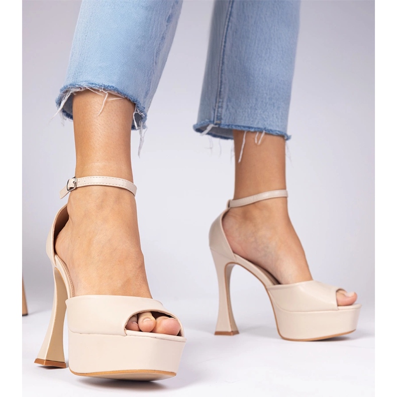 Sandales à talons beiges 2