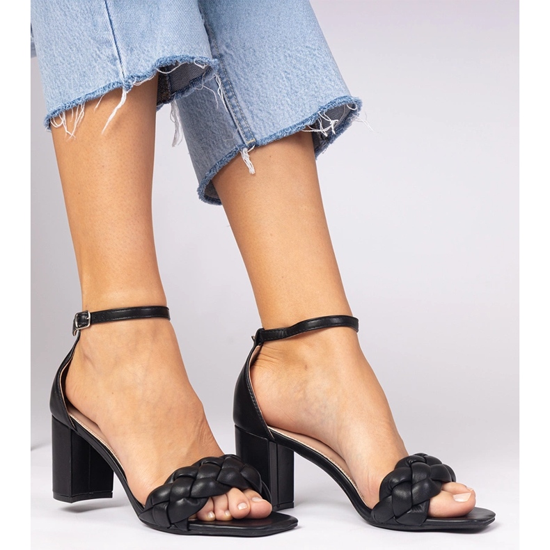 Sandales noires sur le poteau couvert le noir 1