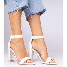 Sandales blanches sur le poteau fixé à la cheville 1 Sandales blanches sur le poteau fixé à la cheville 1