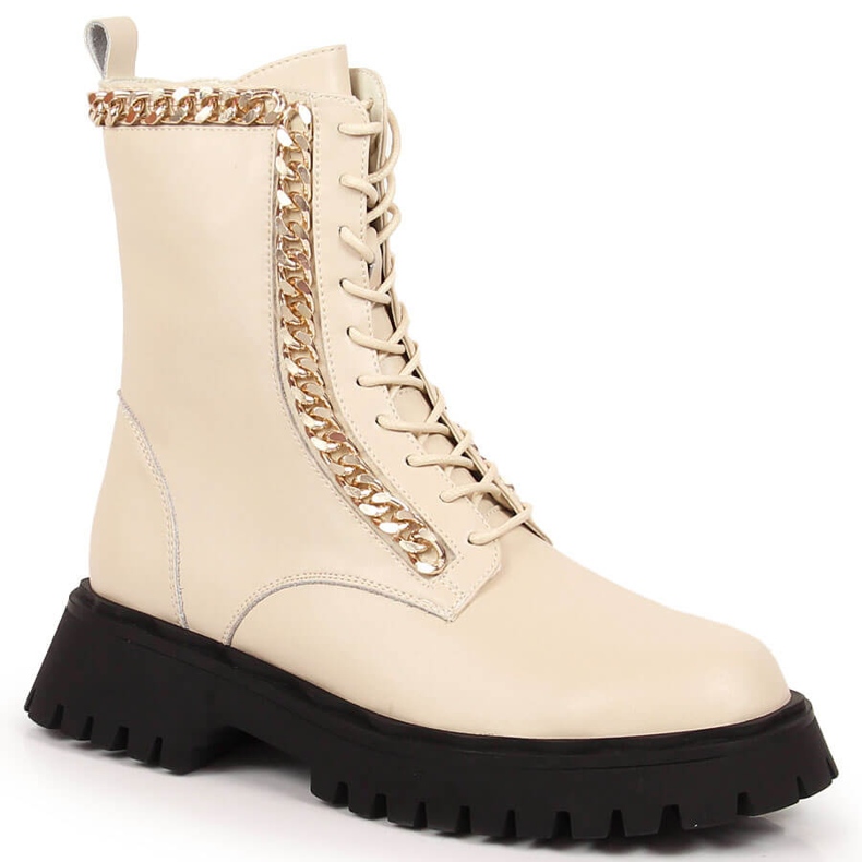 Bottines en cuir pour femmes avec une chaîne, isolées beige Artiker 1 Bottines en cuir pour femmes avec une chaîne, isolées beige Artiker 1