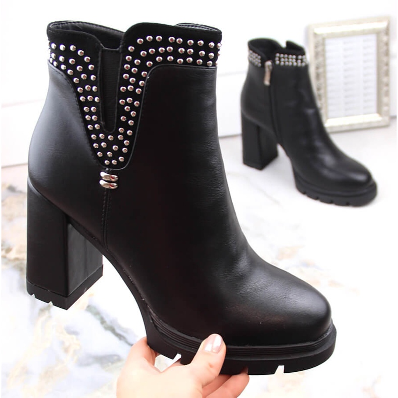Bottines femme à talons hauts avec rivets noirs isolés, Filippo DBT4838 2