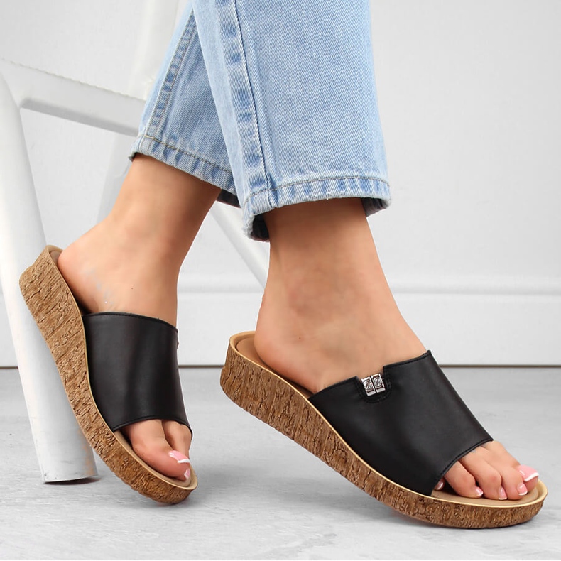 Tongs confortables en cuir pour femmes, noires Helios 130.011 1