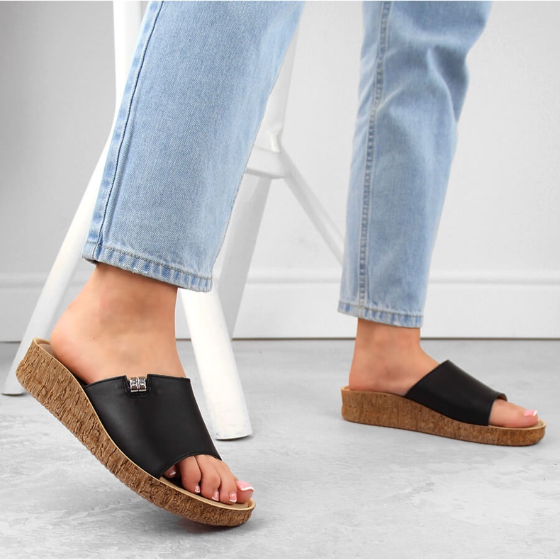 Tongs confortables en cuir pour femmes, noires Helios 130.011 2