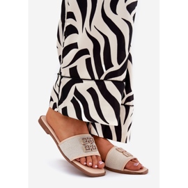 Les tongs élégants pour femmes avec une décoration plate décoration beige 1