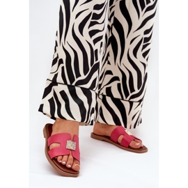 Les tongs plats avec des découpes et un ornement de Fuchsia rose 2 Les tongs plats avec des découpes et un ornement de Fuchsia rose 2