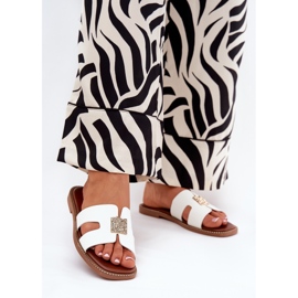 Les tongs plats avec des découpes et une décoration blanche 2