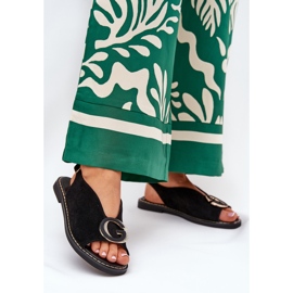 Sandales plates avec décoration noire 2