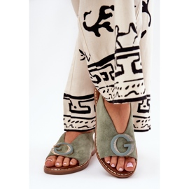 Sandales plates avec un ornement vert 5