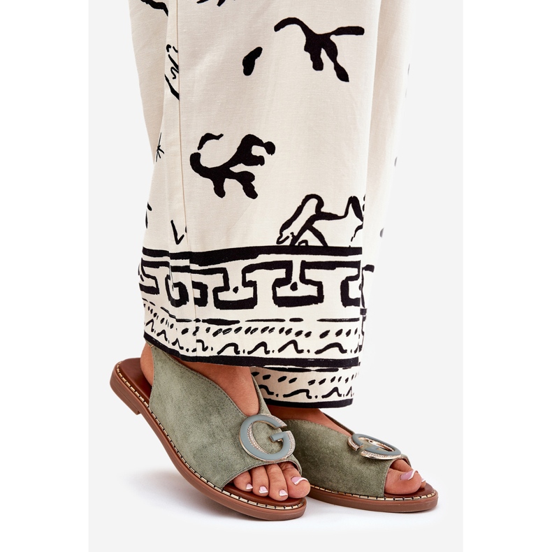 Sandales plates avec un ornement vert 1