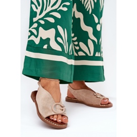 Sandales pour femmes plates avec une décoration beige 2