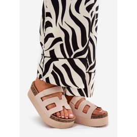 Pantoufles sur une plate-forme massive beige 1