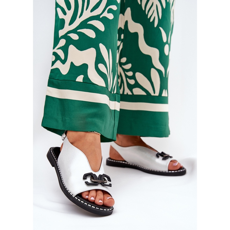 Sandales à thèmes plates avec un cuir en argent d'ornement écologique 2 Sandales à thèmes plates avec un cuir en argent d'ornement écologique 2