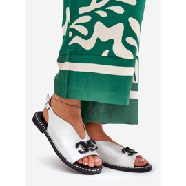 Sandales à thèmes plates avec un cuir en argent d'ornement écologique 1 Sandales à thèmes plates avec un cuir en argent d'ornement écologique 1