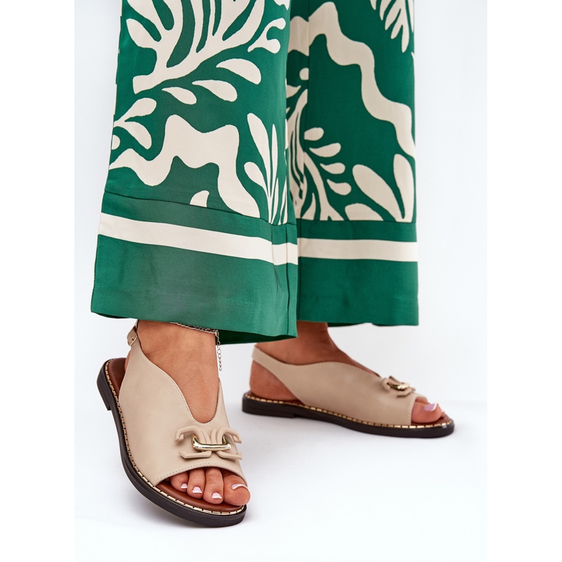 Sandales à thèmes plates avec un ornement de beige en cuir écologique 2