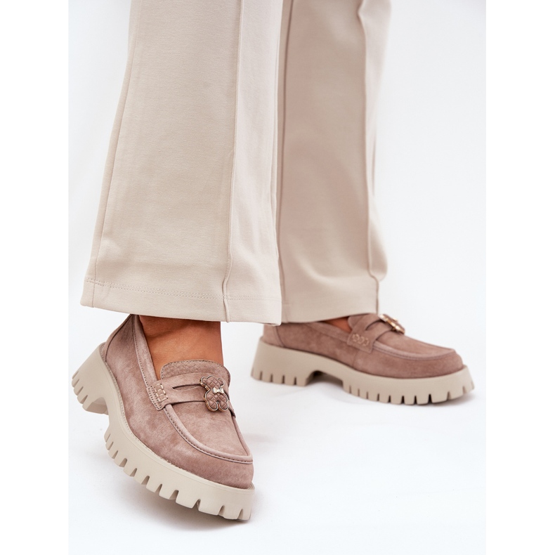 Les mocassins en daim des femmes avec des épingles portent Vinceza 79533 beige 2