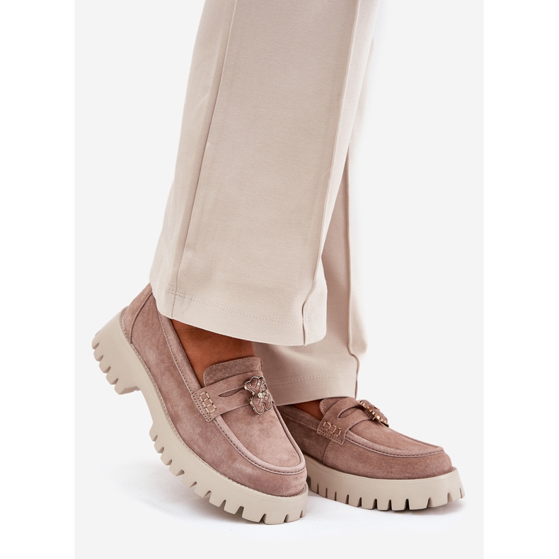 Les mocassins en daim des femmes avec des épingles portent Vinceza 79533 beige 1