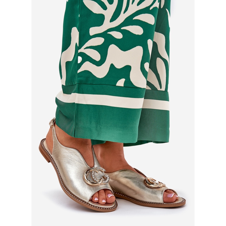 Sandales en cuir à tarif plates avec la décoration de Laura Messi 2865 Zlotys d'or 1