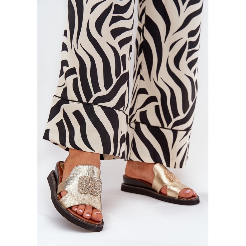 Jezzi Les tongs pour femmes sur un coin en cuir anchoïque avec une décoration dorée 2