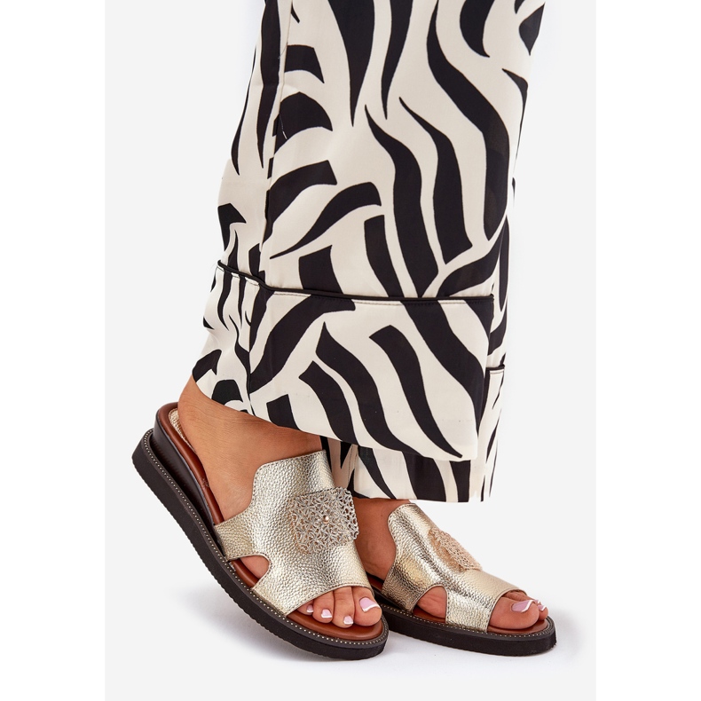 Jezzi Les tongs pour femmes sur un coin en cuir anchoïque avec une décoration dorée d'or 1