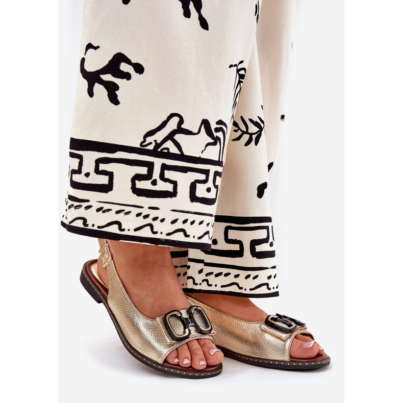 Jezzi Sandales plates avec une décoration en cuir écologique doré 1