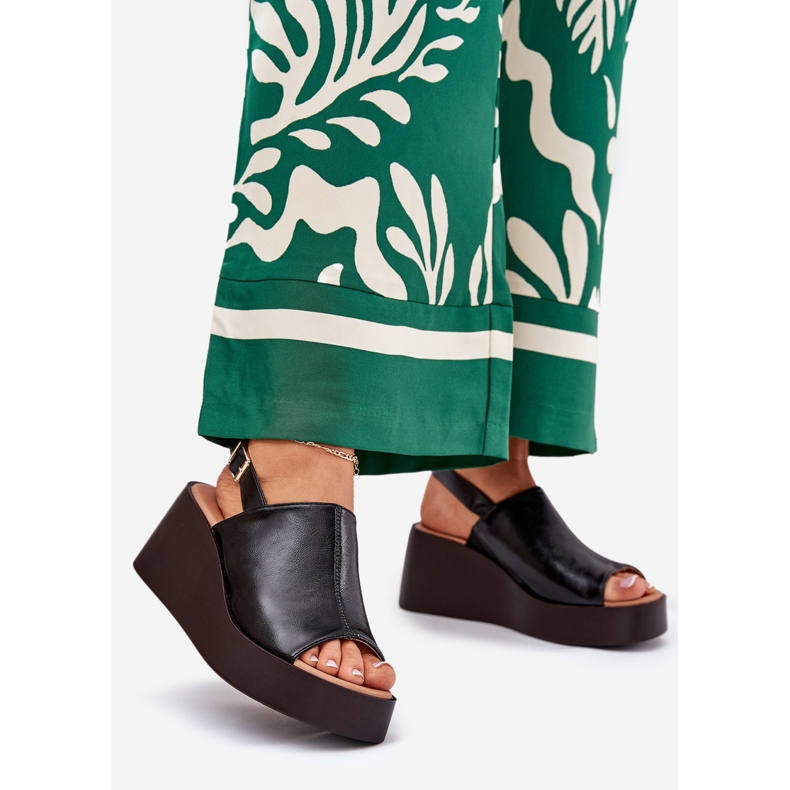 Jezzi Sandales féminines avec cuir écologique sur la plate-forme et coins noirs le noir 1