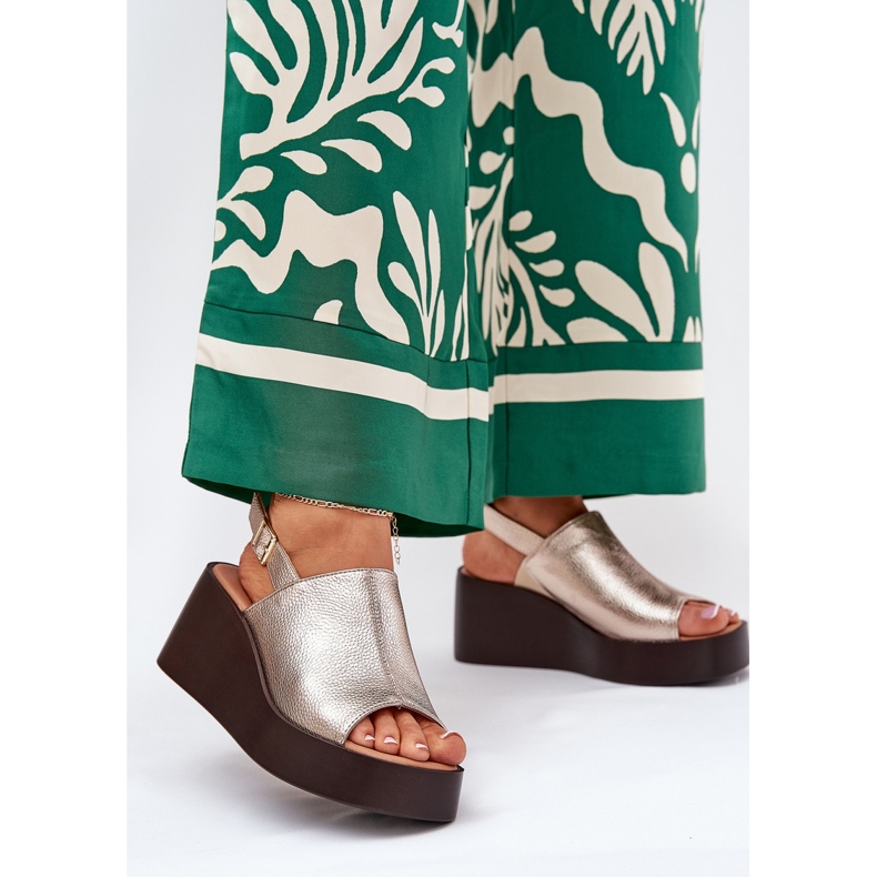 Jezzi Sandales féminines avec cuir écologique sur la plate-forme et coins dorés 2