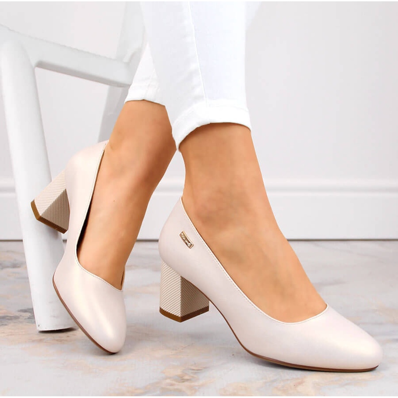 Escarpins beige nacré sur un poteau décoratif de Sergio Leone 1 Escarpins beige nacré sur un poteau décoratif de Sergio Leone 1