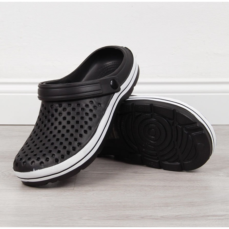 Chaussons en mousse ajourée noire NEWS le noir 1