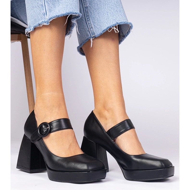 Pompes noires avec un nez carré et une boucle le noir 1