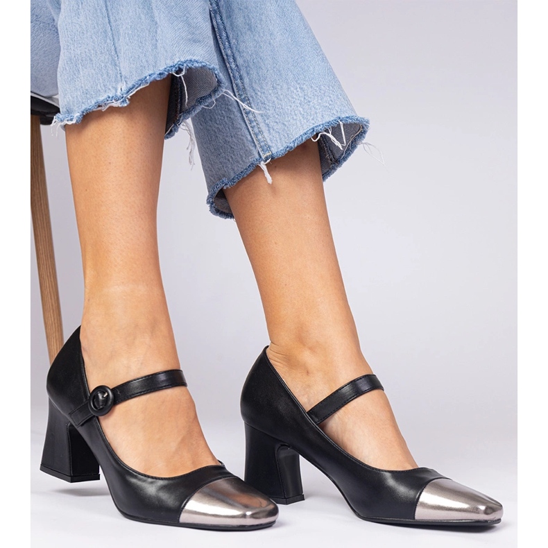 Pompes pour femmes noires avec un orteil en argent 2