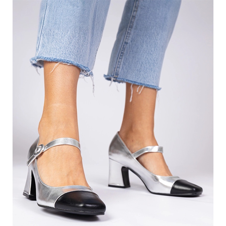 Pompes aux femmes argentées avec un nez noir 2