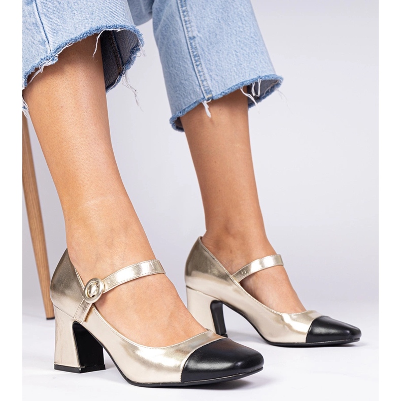 Pompes pour femmes dorées avec un nez noir 1